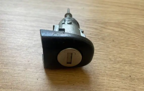 Volkswagen Polo Coupe door lock (next to the handle) 604837167 604837168 604837167168