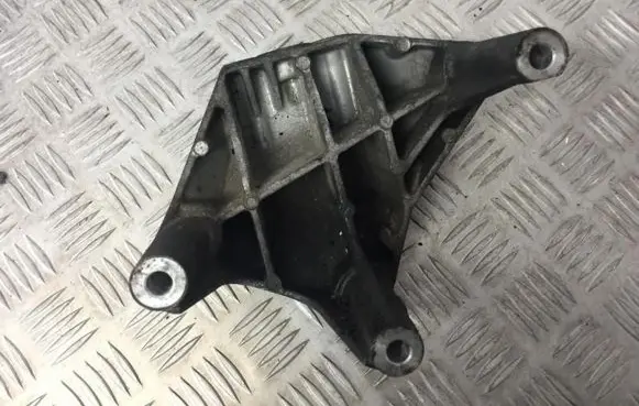 Engine mounting bracket