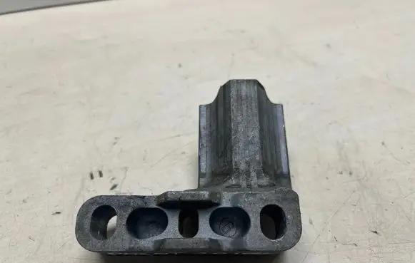 Volkswagen PASSAT B6 Engine mount bracket 3618372