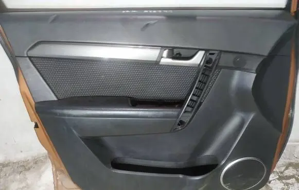 Chevrolet Captiva Front door card panel trim