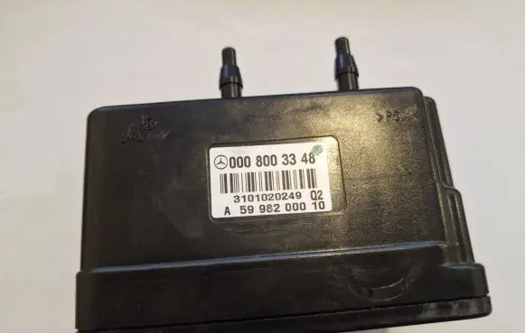 Mercedes-Benz E W211 Central locking vacuum pump 0008003348