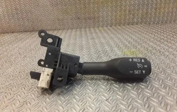 Lexus IS 220D-250-350 Cruise control switch 