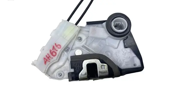 Toyota Yaris Front door lock U3111130F