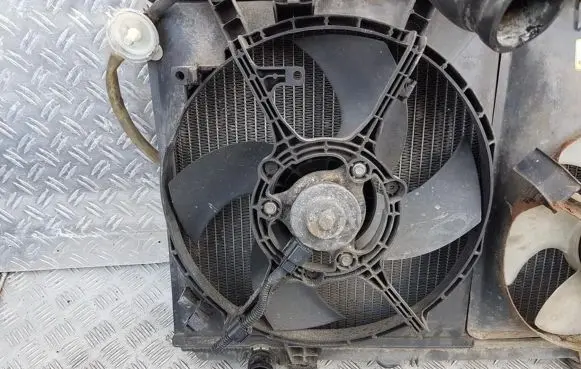 Mitsubishi Carisma Radiator cooling fan shroud