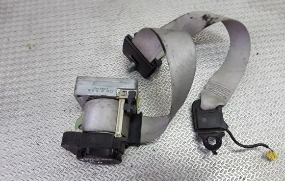 Mercedes-Benz C W203 Front seatbelt 33015930F
