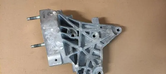 Hyundai Kona I Engine mounting bracket