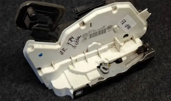 Volkswagen Jetta VI Rear door lock 5K4839016R