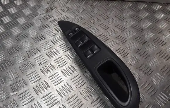 Nissan Primera Electric window control switch 25401AV640