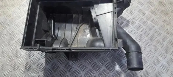 Volvo XC70 Air filter box 8074833