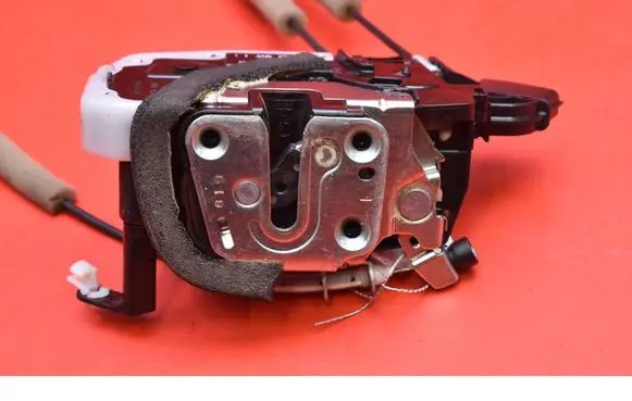 Nissan Leaf I (ZE0) Front door lock T80-11420