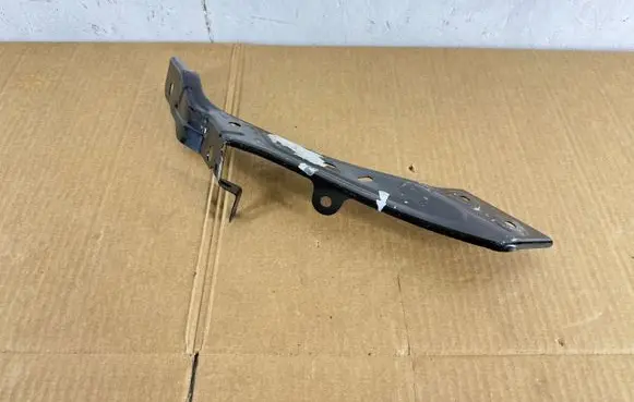Renault Megane IV Fender mounting bracket 631406423R