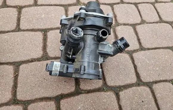 Volkswagen Golf VII Water pump 06L121012H