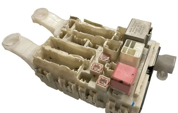 Toyota RAV 4 (XA30) Fuse module 8273042020