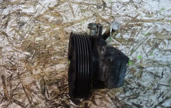 Mazda 3 I Power steering pump 4709852