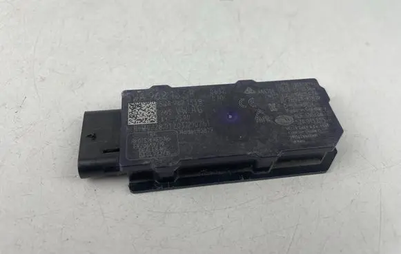 Volkswagen Golf VIII Keyless system antenna 5WA962133B
