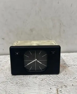 BMW 5 E34 Clock 1374282