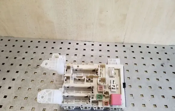 Toyota Avensis T270 Fuse module 8273005150B