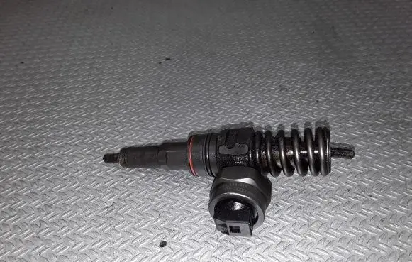 Volkswagen Sharan Fuel injector 038130073J