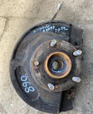 Mitsubishi Grandis Front wheel hub