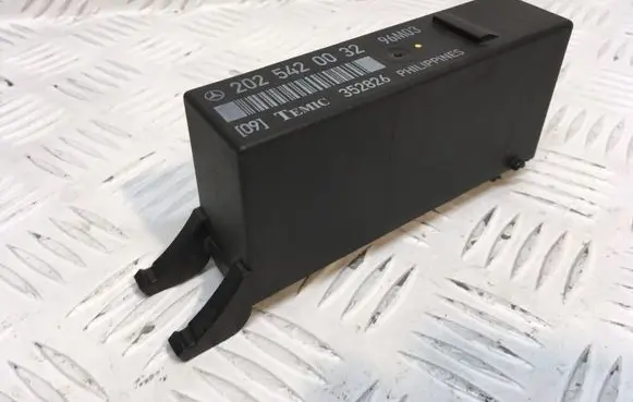 Mercedes-Benz C W202 Light module LCM 2025420032