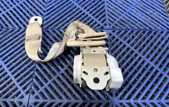 Lexus RX 330 - 350 - 400H Rear seatbelt H073901