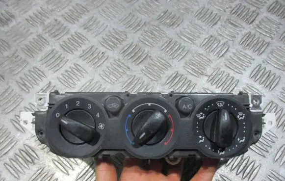 Ford Focus Climate control/heater control trim 7M5T19980AA