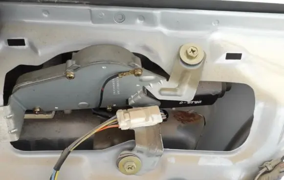 Nissan Almera Rear window wiper motor