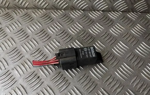 Volvo XC70 Glow plug pre-heat relay 0281003037 8692859