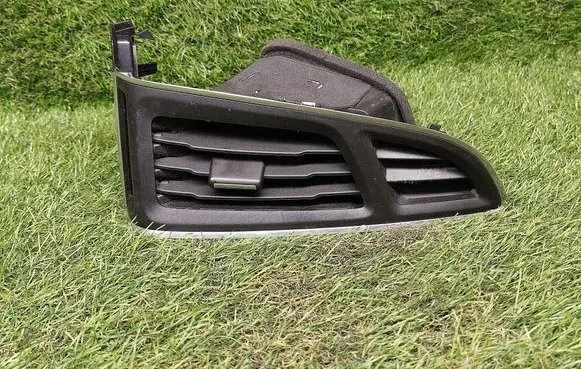 Ford Focus Dashboard side air vent grill/cover trim BM51A018B08DF
