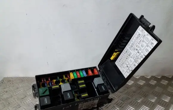 Ford Focus Fuse module 518276100 2M5T14A067BB