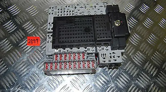 Volvo S80 Fuse module 8651547