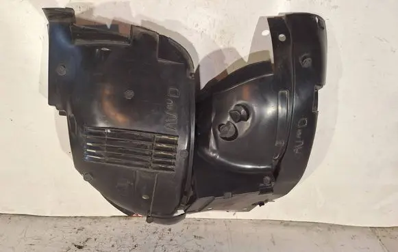 Front wheel arch liner splash guards
