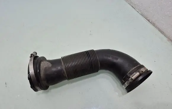 Opel Astra J Air intake hose/pipe 1039897S01