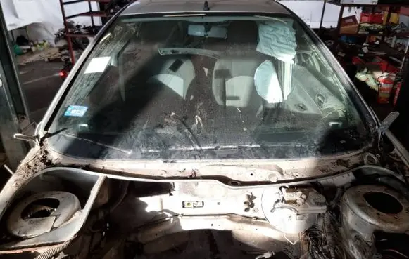 Peugeot 206 Front windscreen/windshield window 