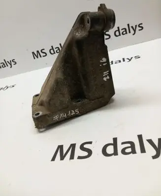 Engine mounting bracket