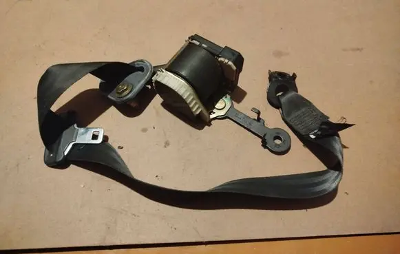 Renault Clio II Front seatbelt 068564F 33019515 24801