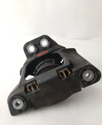 Volvo XC90 Engine mount bracket