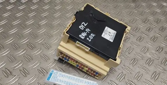 Toyota RAV 4 (XA40) Fuse module 8273042750B 8922142121