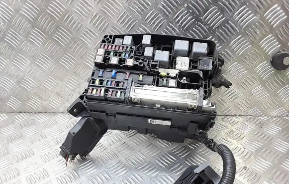 Toyota Avensis T270 Fuse module 8211105x21