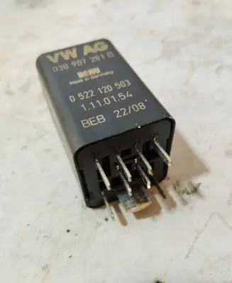 Volkswagen PASSAT CC Glow plug pre-heat relay 038907281B 0522120503 1110154