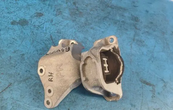 Nissan X-Trail T33 Engine mount bracket 112106RA0A