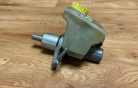 Volkswagen PASSAT B5 Master brake cylinder 4B0611301E