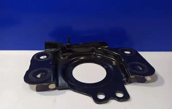 Engine mounting bracket