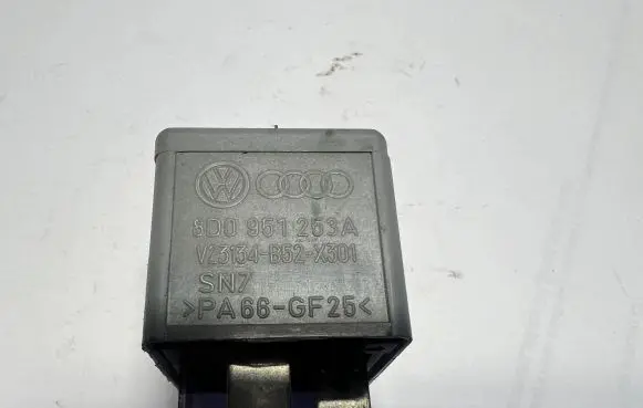 Volkswagen Golf V Other relay 8D0951253A
