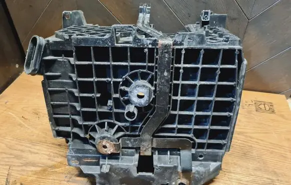 Opel Vivaro Battery box tray T06009A180