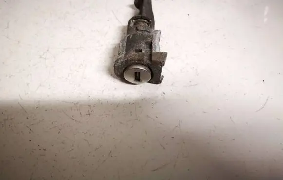 Skoda Octavia Mk2 (1Z) Front door lock (next to the handle) 