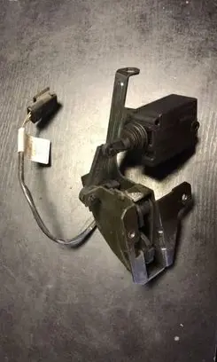 BMW 5 E39 Tailgate window lock/catch/latch 8238469