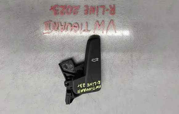 Volkswagen Tiguan Engine bonnet (hood) release handle 3G0823533