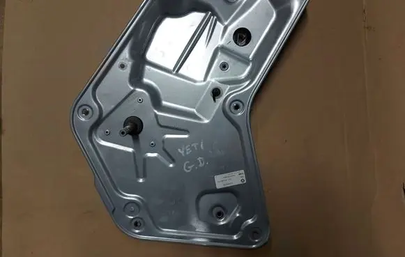 Rear door manual window regulator