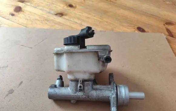 Volkswagen Golf V Master brake cylinder 1K1614019B 1K1611301C